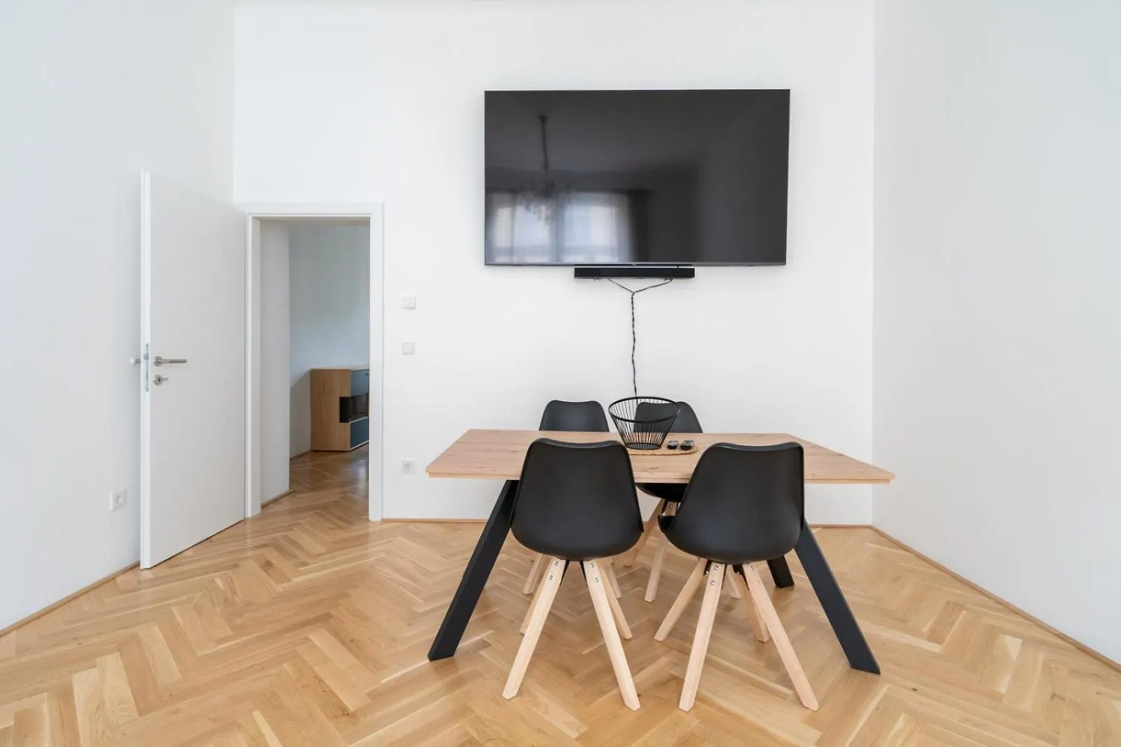 Luxurious Viennese Old Style Apartment 0*, Vienna